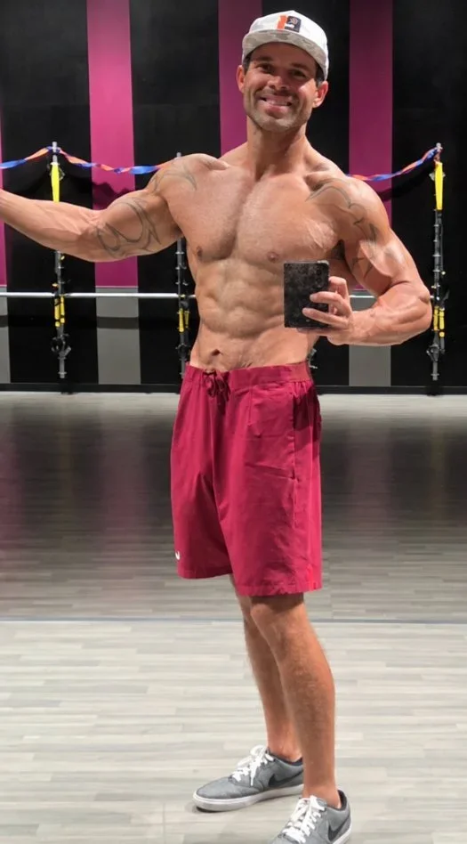 280lbs to 170lbs in 4 consistent years — before and after photo — Bodybuilding on GlowUps