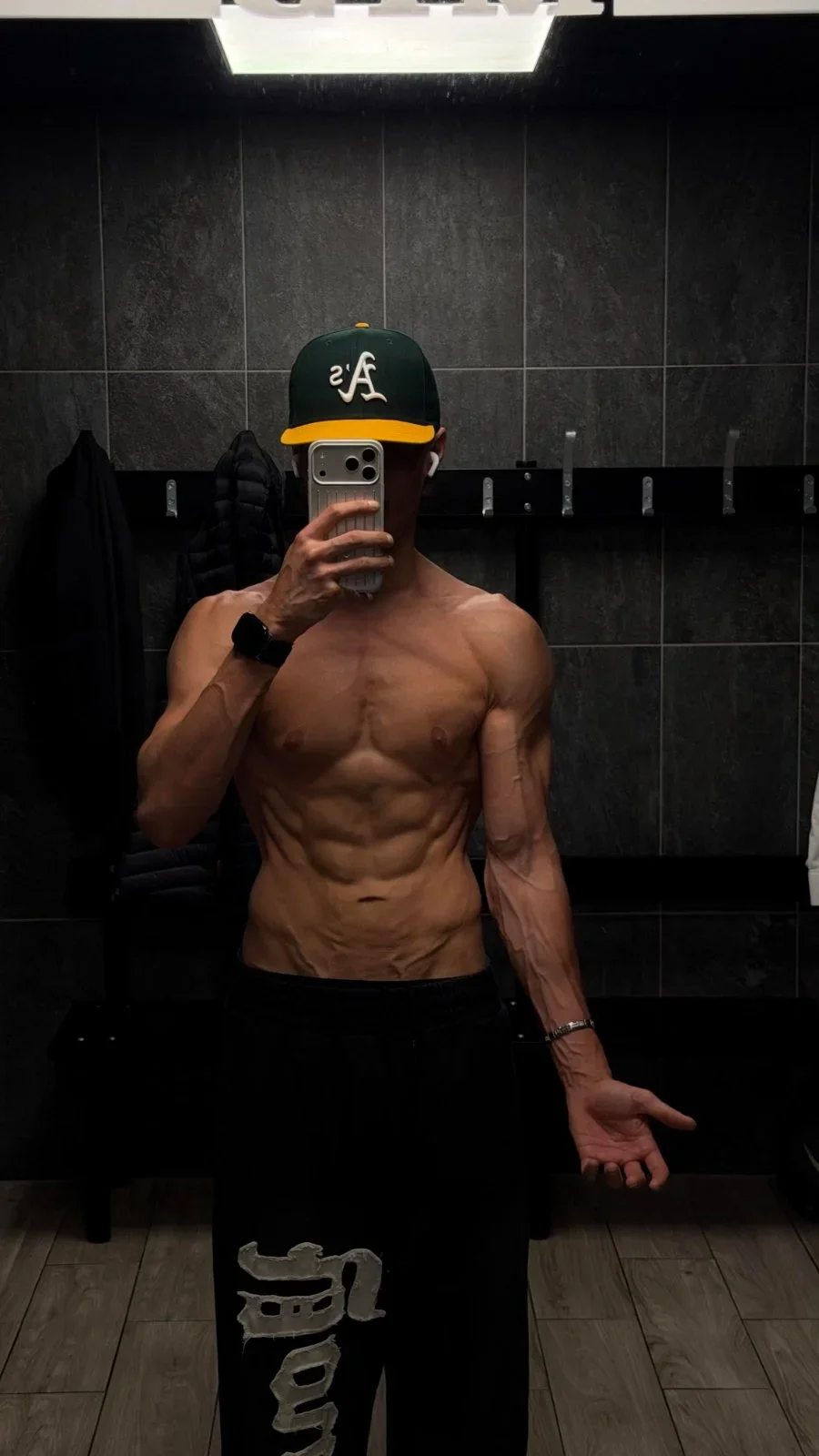 18 months cutting progress — before and after photo — Bodybuilding on GlowUps