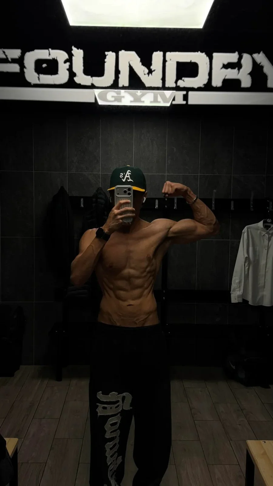 18 months cutting progress — before and after photo — Bodybuilding on GlowUps